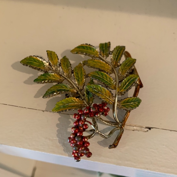 Vintage Green Leaf  Brooch with Red Berries - Picture 6 of 6